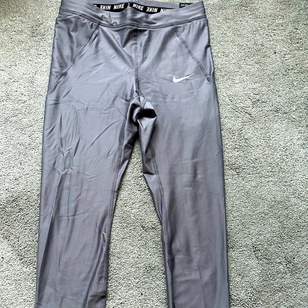 Nike women’s Speed tight fit leggings